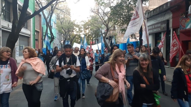 Estudiantes y distintas organizaciones marcharon este lunes por el centro de la ciudad.