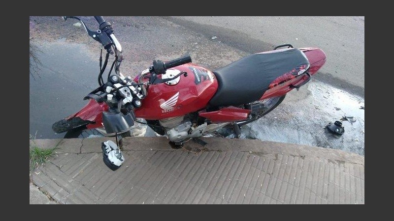 La moto en la que circulaba la víctima fatal. 