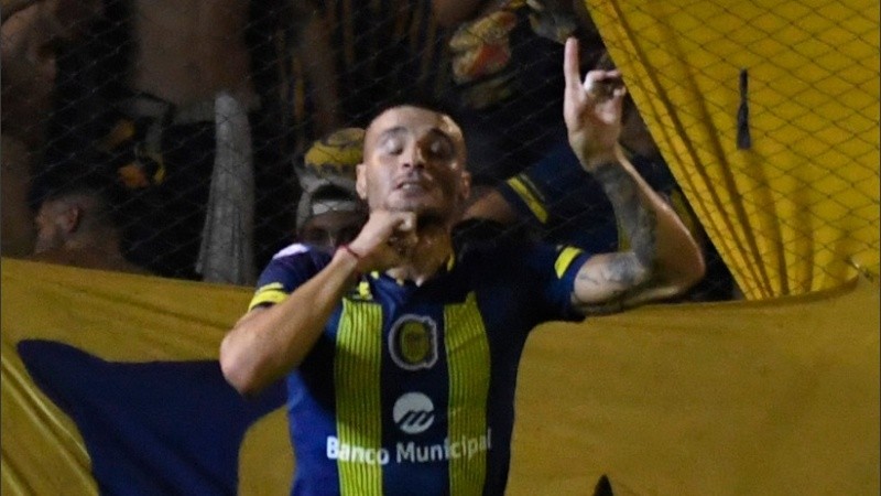 El uruguayo marcó el único gol del encuentro en el Gigante de Arroyito.