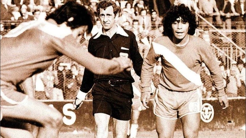 Diego Maradona, el día de su debut. Camiseta 16 de Argentinos Juniors.
