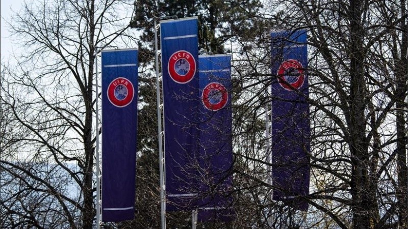 Banderas de la UEFA en la entrada de su sede en Nyon, Suiza.