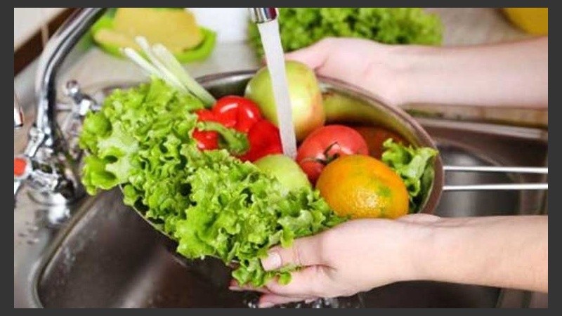 “No se recomienda en absoluto lavar los alimentos con jabón o cloro