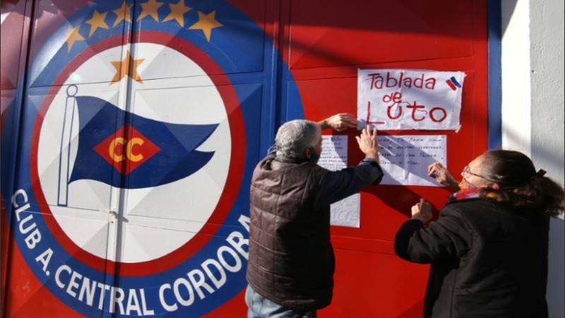 Hinchas y vecinos se acercaron al estadio Gabino Sosa a dejar sus mensajes.