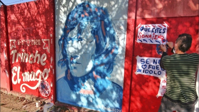 Un mural recuerda al Trinche Carlovich en la pared del estadio Gabino Sosa.