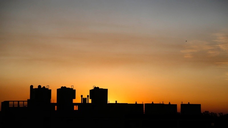 Humo en el atardecer rosarino.