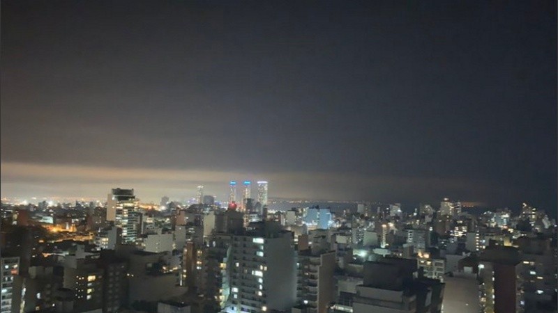 La postal que dejaba anoche el humo sobre la cuidad. 