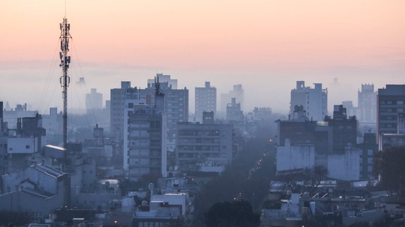 La ciudad amanecía este miércoles con niebla y humo.