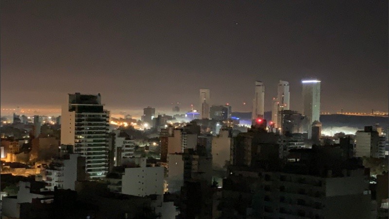 Otra vez el humo rellena el aire en la ciudad. 