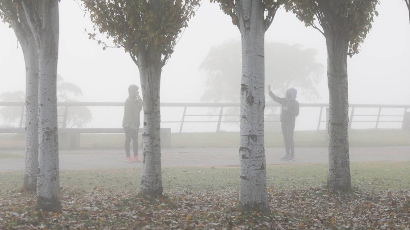 La niebla y el humo cubrieron Rosario este jueves.