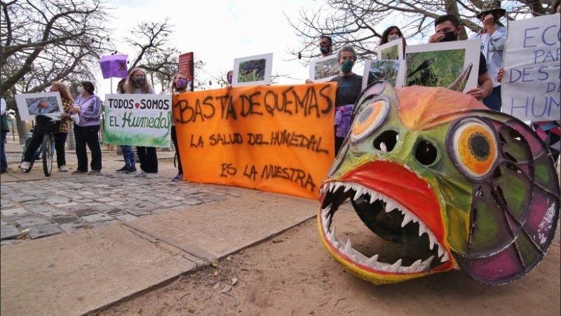 Imágenes de la marcha que se llevó a cabo en la rambla Catalunya por las quemas en las islas. 