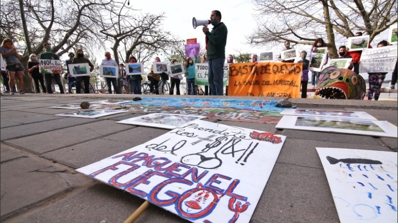 Imágenes de la marcha que se llevó a cabo en la rambla Catalunya por las quemas en las islas. 