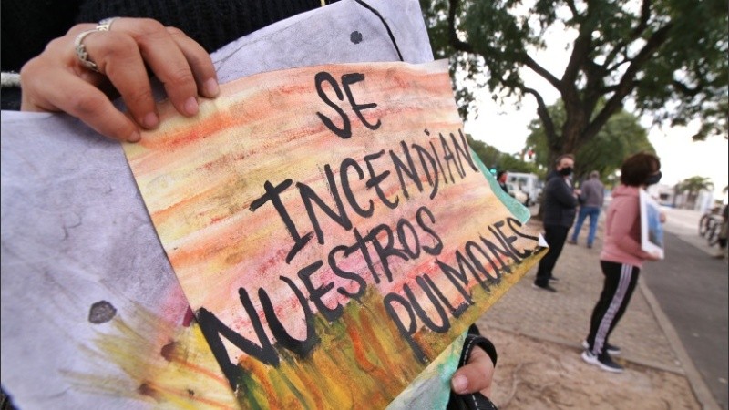 Imágenes de la marcha que se llevó a cabo en la rambla Catalunya por las quemas en las islas. 