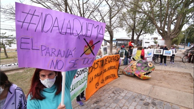 Imágenes de la marcha que se llevó a cabo en la rambla Catalunya por las quemas en las islas. 