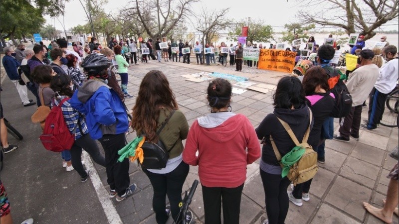 Imágenes de la marcha que se llevó a cabo en la rambla Catalunya por las quemas en las islas. 