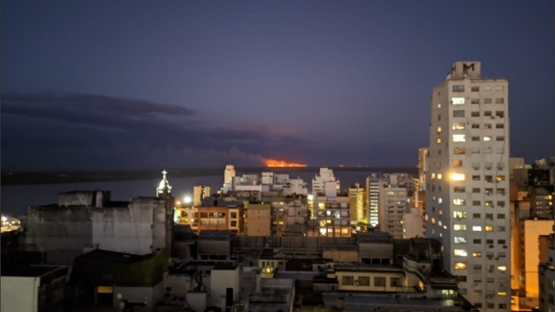 Atardecer con humo. Al menos, el viento lo alejaba un poco de la ciudad.