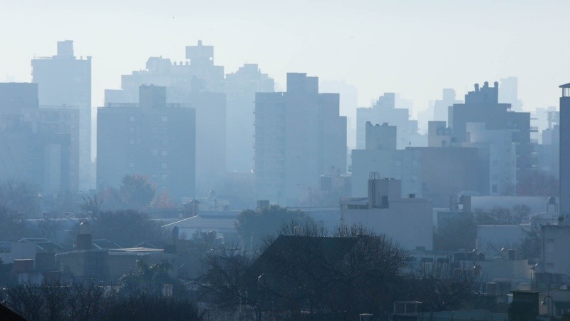 Así amaneció Rosario este domingo. Las quemas se mantenían este fin de semana, tras la firma de convenios.