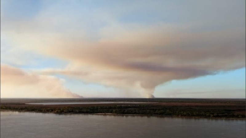 Así se veían algunas columnas de humo frente a Rosario.