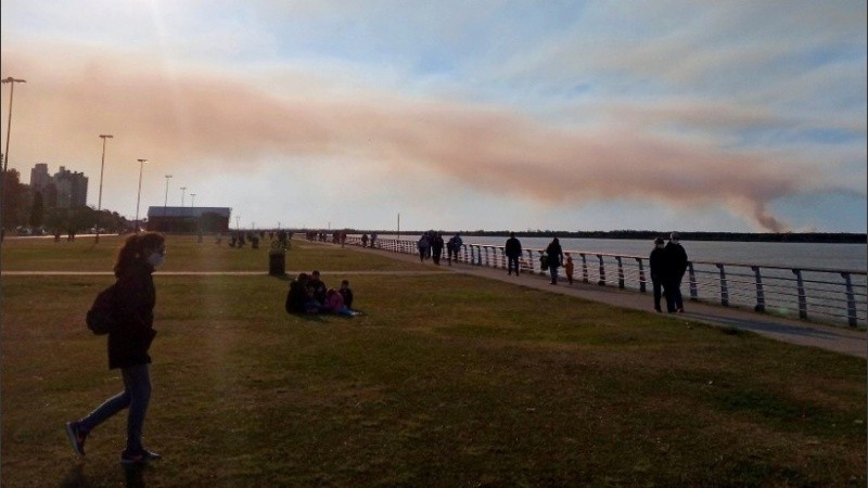 Bien gráfico: fuego en las islas, humo en la ciudad.