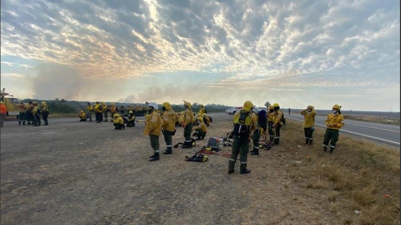 Trabajaron más de 65 brigadistas, 3 helicópteros y 3 aviones hidrantes.