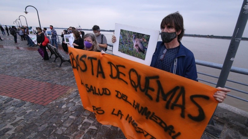 El abrazo simbólico al Paraná para reclamar una ley de humedales.