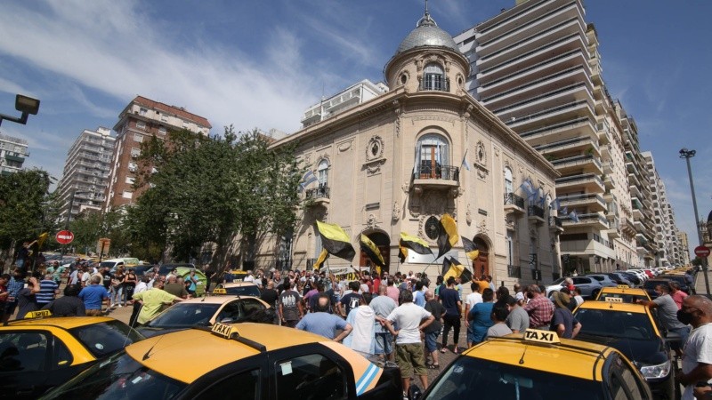 La ruidosa protesta de los taxistas frente al Palacio Vasallo.
