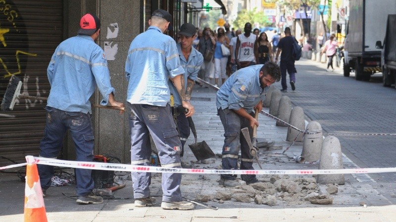 Operarios de la EPE trabajan sobre la peatonal.