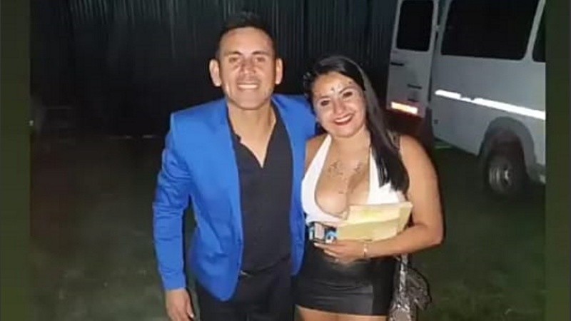 Juanjo Piedrabuena junto a la hermana de la novia en el casamiento en Ibarlucea