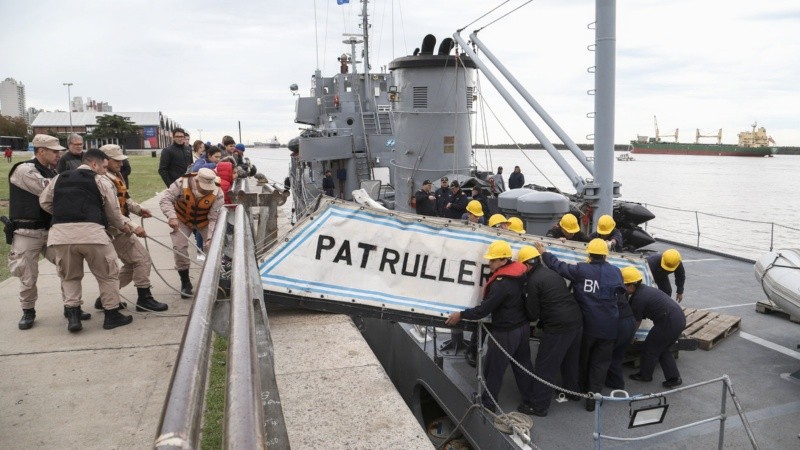 Los trabajos para amarrar el buque que funciona en la Armada desde 1946.