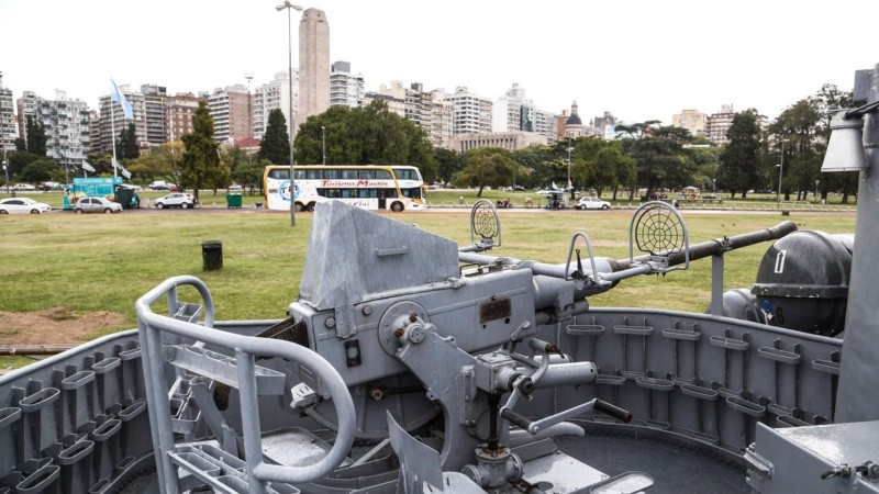 El ARA King frente al Monumento.