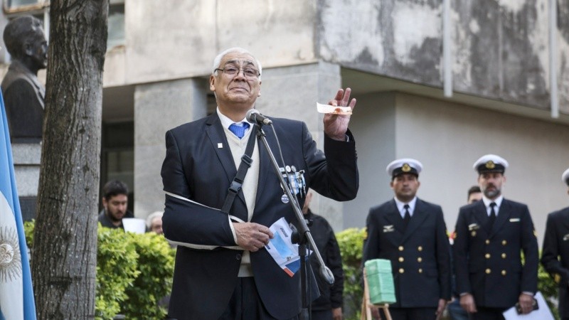 El emotivo acto en homenaje al cabo rosarino Felipe Gallo este lunes en el cementerio El Salvador.