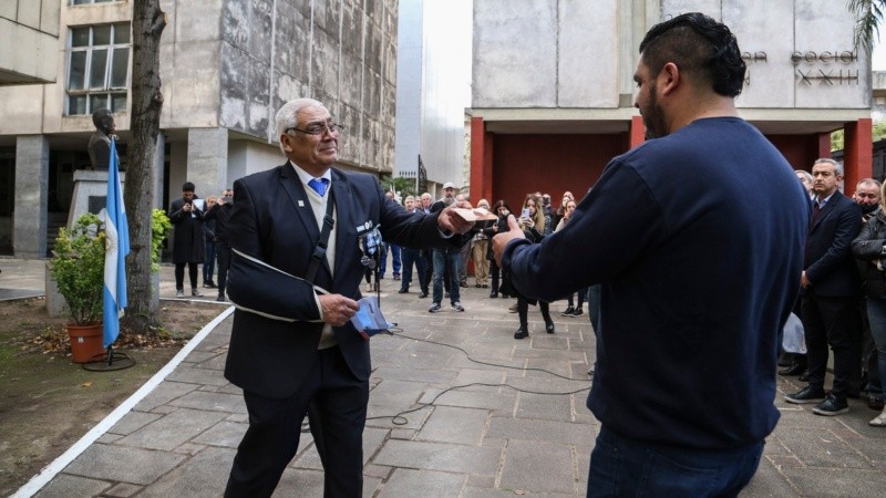 El emotivo acto en homenaje al cabo rosarino Felipe Gallo este lunes en el cementerio El Salvador.