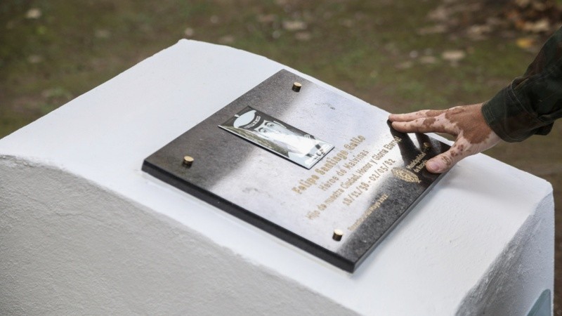 El emotivo acto en homenaje al cabo rosarino Felipe Gallo este lunes en el cementerio El Salvador.