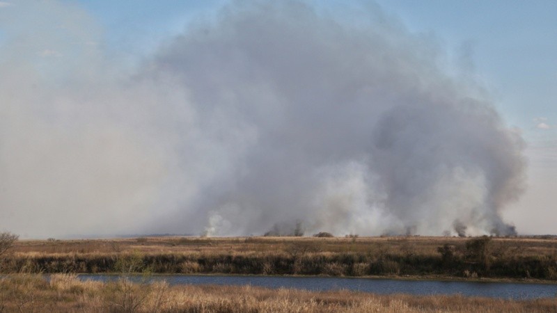 Las densas columnas de humo de los incendios cerca del puente a Victoria.