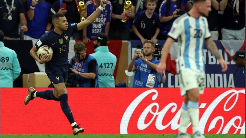 Mbappé descontó de penal y empató el partido con un potente remate de zurda.