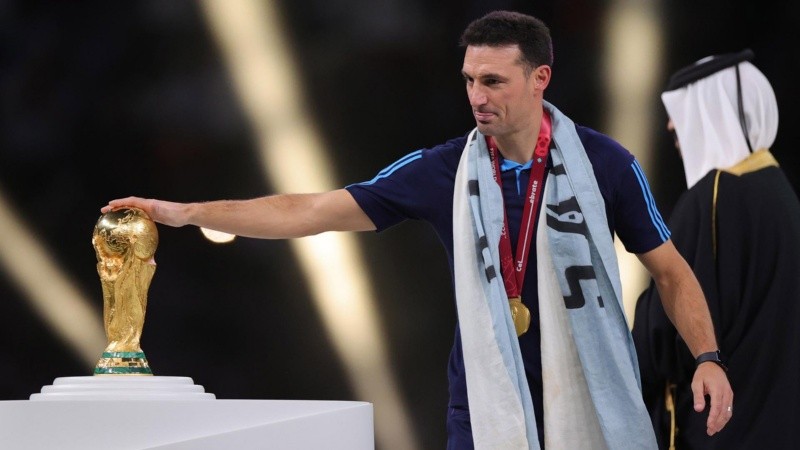 Scaloni toca la copa del mundo al recibir la medalla de campéon.