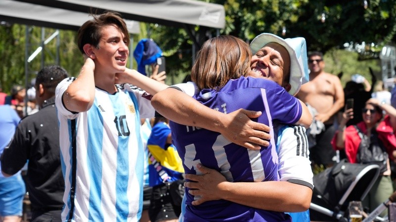 Abrazos y emoción pura tras el partido. 