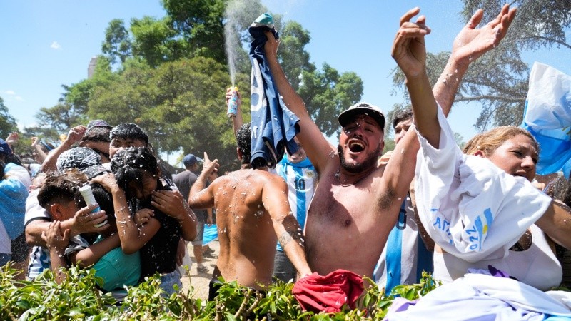 Argentina campeón. Así lo gritaban los hinchas en un bar de Rosario. 