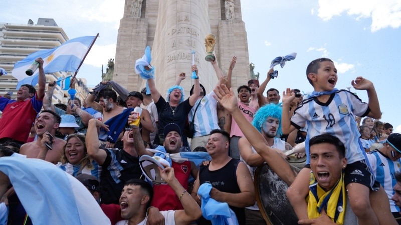 Los festejos en el Monumento a la Bandera. 