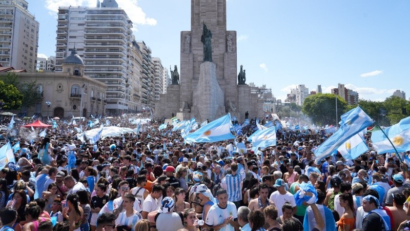 Los festejos en el Monumento a la Bandera. 