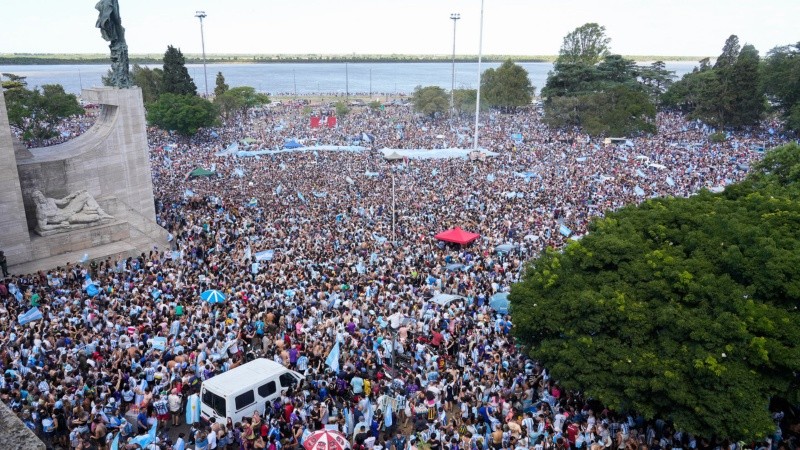 Los festejos en el Monumento a la Bandera. 