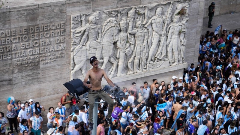 Los festejos en el Monumento a la Bandera. 