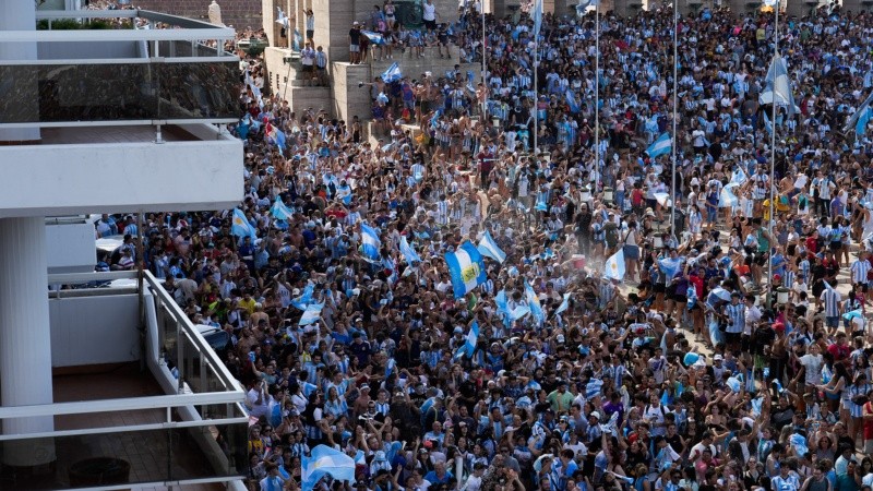 Los festejos en el Monumento a la Bandera. 