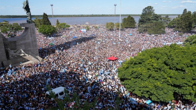 Los festejos en el Monumento a la Bandera. 