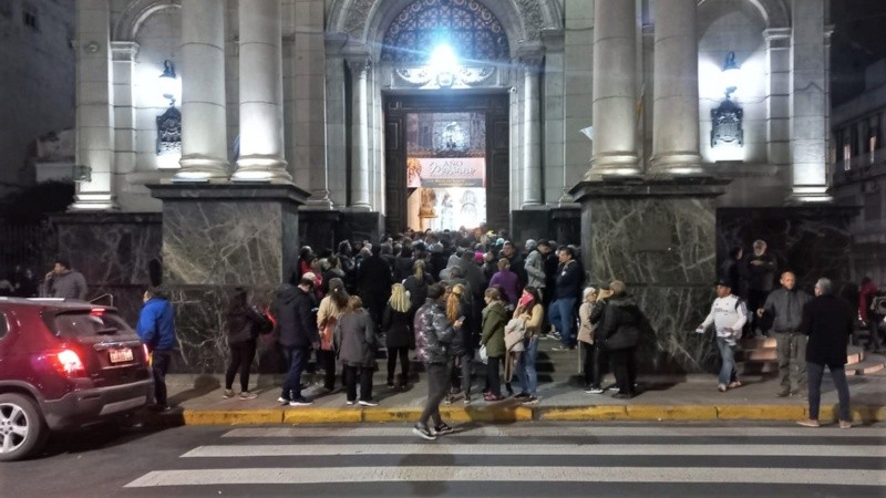 La catedral de Rosario, desbordada de gente.