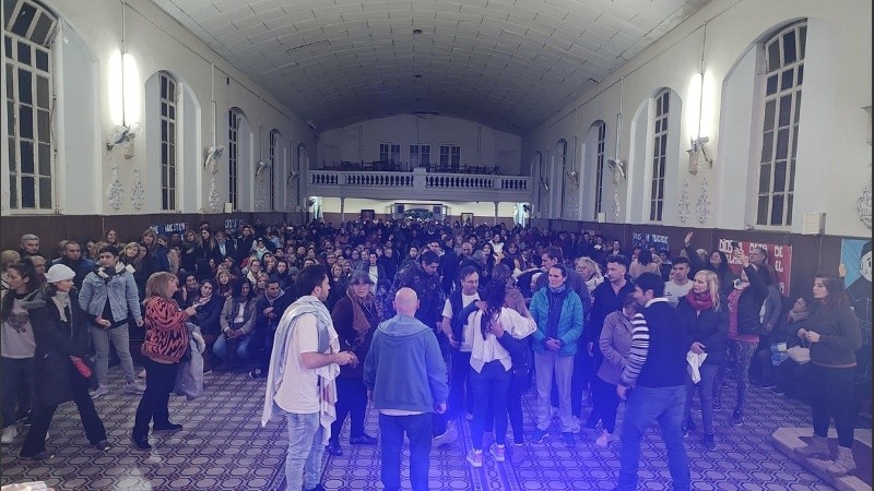 Leda y su grupo Soplo de Dios Viviente congregó a unas dos mil personas en la capilla del Sagrado Corazón este martes.