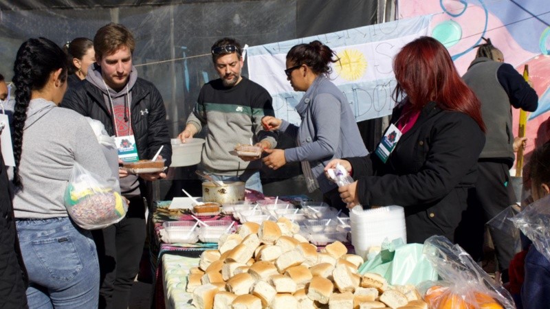 Invierno solidario es organizado por Marlon Oliveira, un grupo de migrantes y colaboradores.