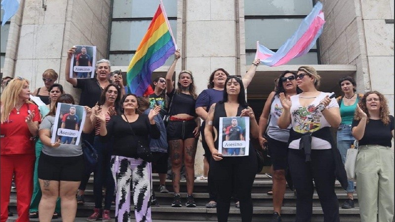 Agustina se manifestó junto al Colectivo Travesti Trans de Rosario frente a Tribunales para un cambio de carátula.
