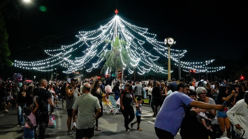 En la previa de las Fiestas de fin de año, se encienden las luces del arbolito