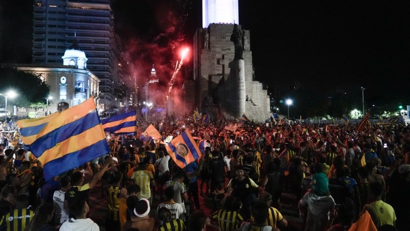 El festejos de los hinchas canallas en el Monumento a la Bandera.