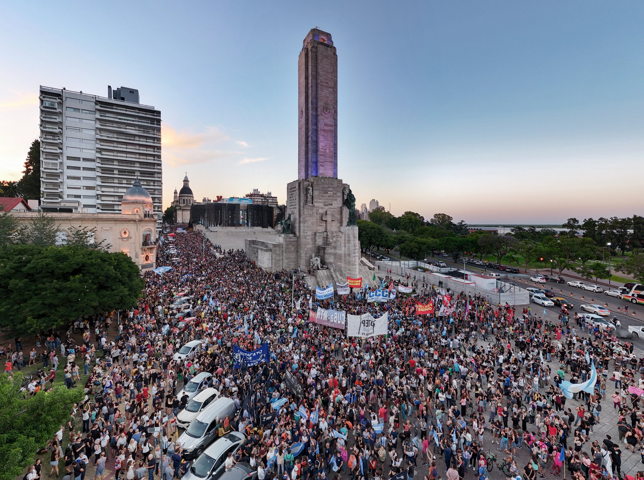 Masiva convocatoria en la plaza 25 de Mayo de Rosario culminó en el  Monumento contra el decretazo de Milei | Rosario3